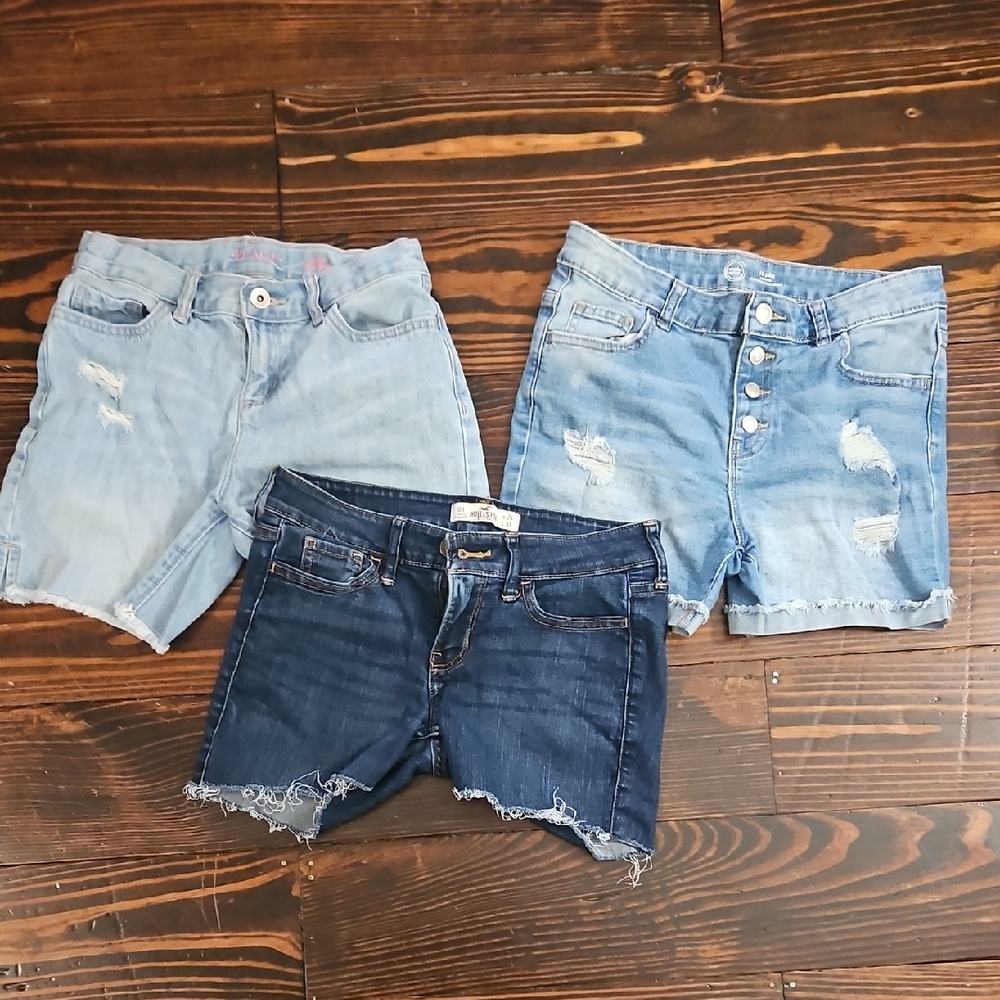 Hollister Girl's Jean Shorts - Light Blue and Dark Blue Bundle Of 3. Size 10